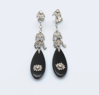 Paire de pendants d’oreilles en platine (950...