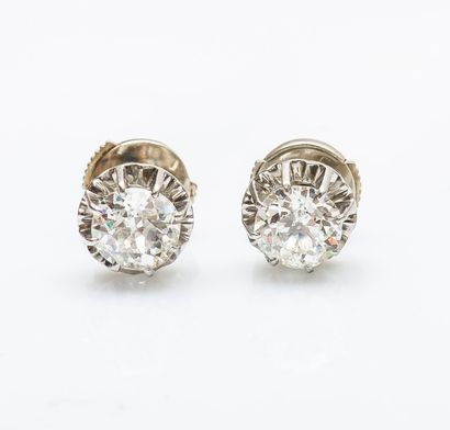 Paire de boutons d’oreilles en or gris 18...