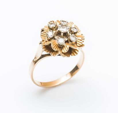 Bague fleur en or jaune et or gris 18 carats...