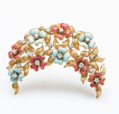 Broche croissant ajourée en or jaune 18 carats...
