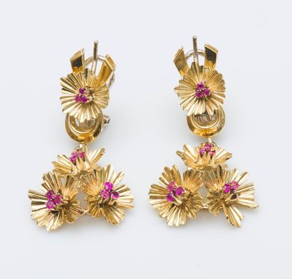 Paire de pendants d’oreilles mobiles en or...