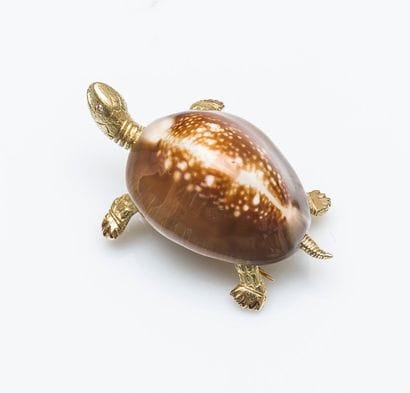 CARTIER

Clip de revers tortue en or jaune...