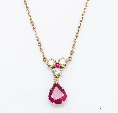 Collier en or jaune 18 carats (750 millièmes)...