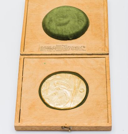 MAX ERNST (1891-1976)

Composition au poisson.

Pendentif...