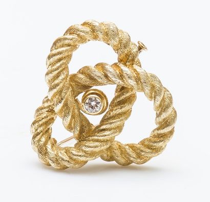Broche nœud trilobée en or jaune 18 carats...