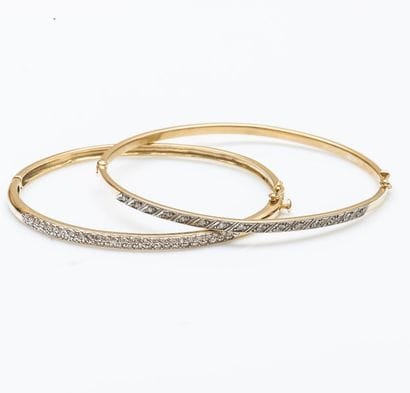 Deux bracelets joncs ouvrants en or jaune...
