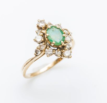Bague en forme navette en or jaune 18 carats...