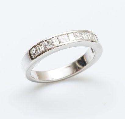Demi-alliance en or gris 18 carats (750 millièmes)...