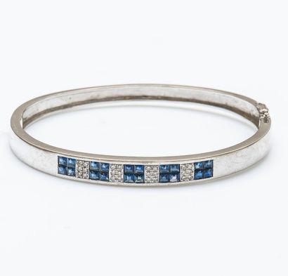 Bracelet rigide ouvrant en or gris 18 carats...