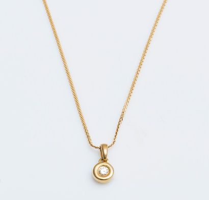 Chaîne et pendentif solitaire en or jaune...