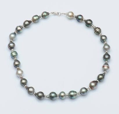 Collier de 26 perles de Tahiti alternées...