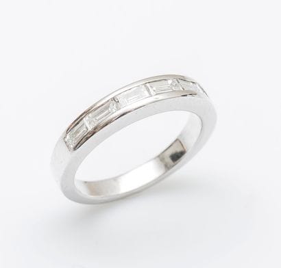 Demi alliance en or gris 18 carats (750 millièmes)...