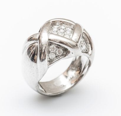 Bague boule en or gris 18 carats (750 millièmes)...