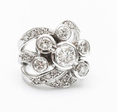 Large bague en or gris 18 carats (750 millièmes)...