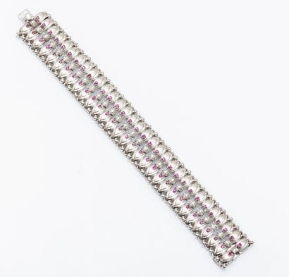 Bracelet ruban articulé et ajouré en or gris...