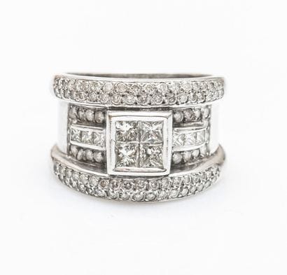 Bague bandeau en or gris 18 carats (750 millièmes)...