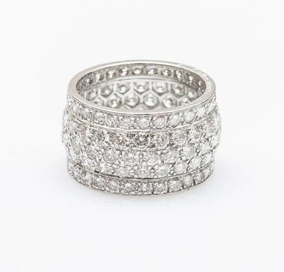 CARTIER

Large bague ruban bombée en or gris...