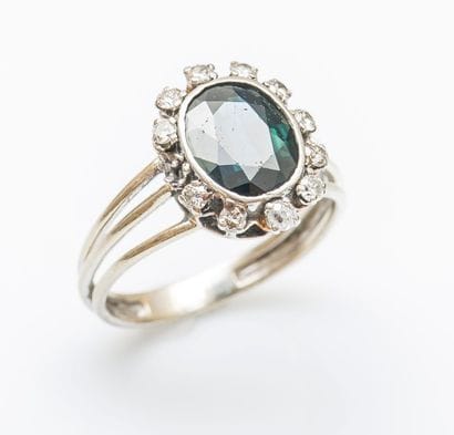 Bague fleur en or gris 18 carats (750 millièmes)...