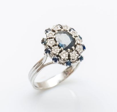 Bague fleur en or gris 18 carats (750 millièmes),...