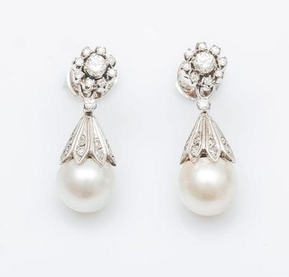 Paire de pendants d’oreilles en or gris 18...