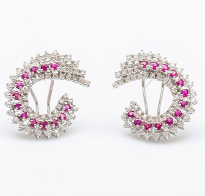 Paire de boucle d’oreilles gerbe en or gris...