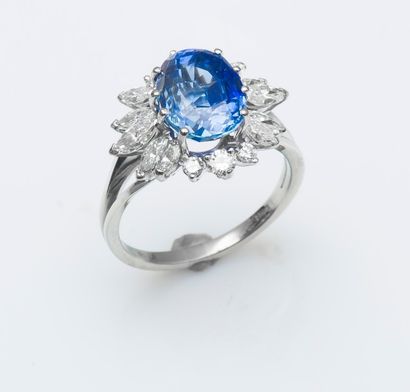 Bague fleur en or gris 18 carats (750 millièmes)...