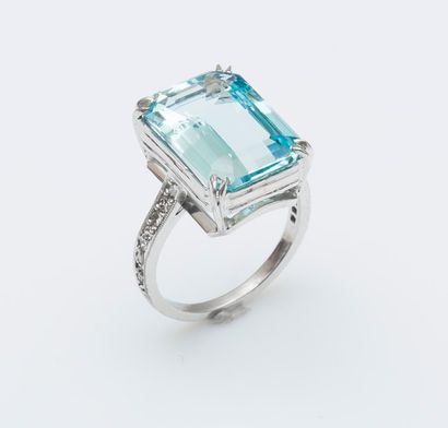 Bague en platine (950 millièmes) sertie d’une...