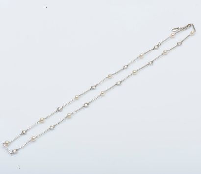Collier souple articulé en platine (950 millièmes)...