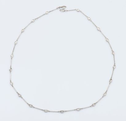 Collier souple articulé en platine (950 millièmes)...