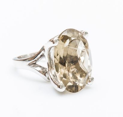 Importante bague en or gris 18 carats (750...