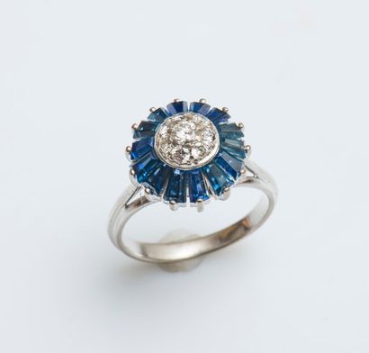 Bague fleur en or gris 18 carats (750 millièmes)...
