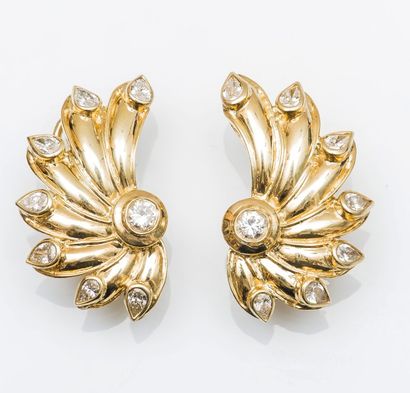 Paire de boucles d’oreilles palme en or jaune...