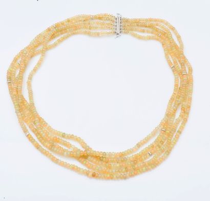 Collier de cinq rangs de perles d’opales,...