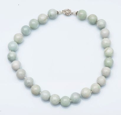 Collier de grosses boules de jade néphrite,...