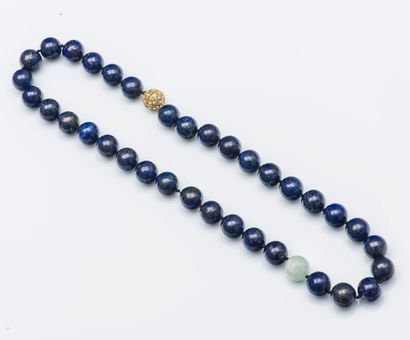 Sautoir composé de boules de lapis lazuli...