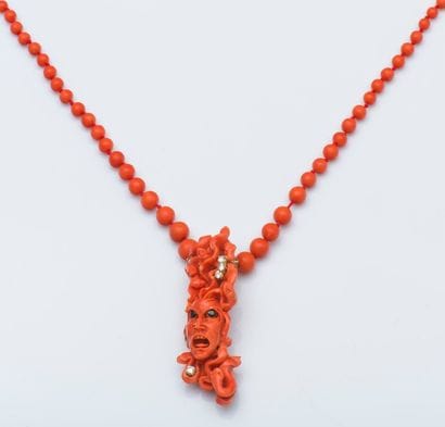 Collier ras de cou composé de perles de corail...