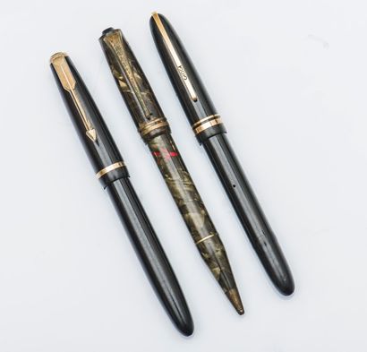 Lot de trois stylos comprenant un stylo plume...