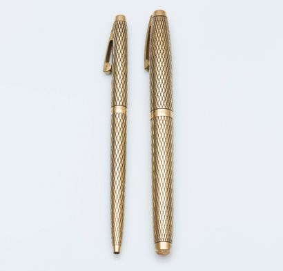 SHEAFFER

Parure de stylos en métal doré...