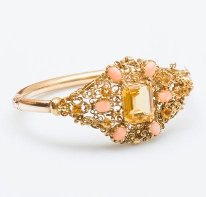 Bracelet jonc ouvrant en or jaune 9 carats...