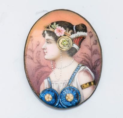 Importante broche en métal ornée d’un profil...