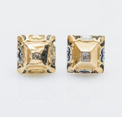 Paire de boutons d’oreilles en feuille d’or...