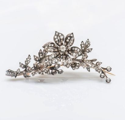 Broche branche fleurie à système en or rose...