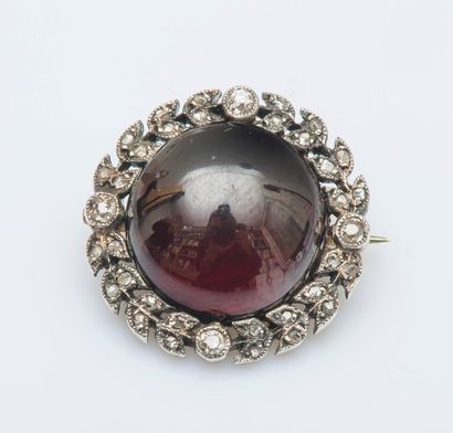 Broche ronde en or gris 14 carats (585 millièmes)...