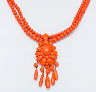 Collier de deux rangs de boules de corail...