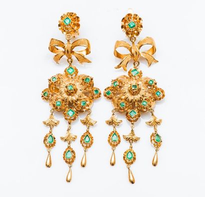 Paire de pendants d’oreilles en or jaune...