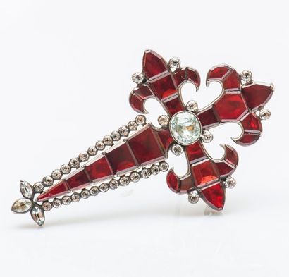 Broche pendentif formant une croix fleurdelysée...