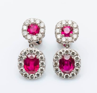 Paire de pendants d’oreilles en platine (950...