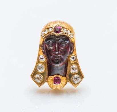 Broche égyptomanie en or jaune 18 carats...