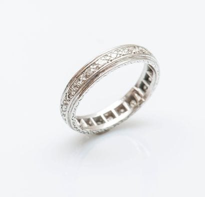 Alliance en or gris 18 carats (750 millièmes)...