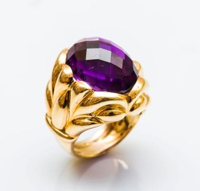 Importante bague boule en or jaune 18 carats...